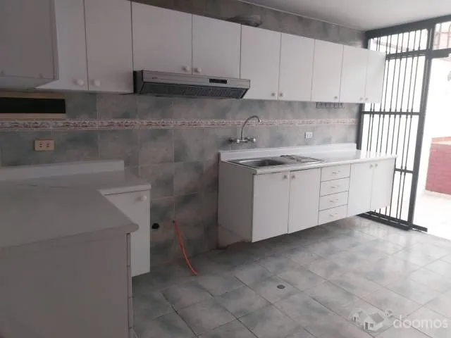 ALQUILO HERMOSA CASA DE TRES PISO - 8