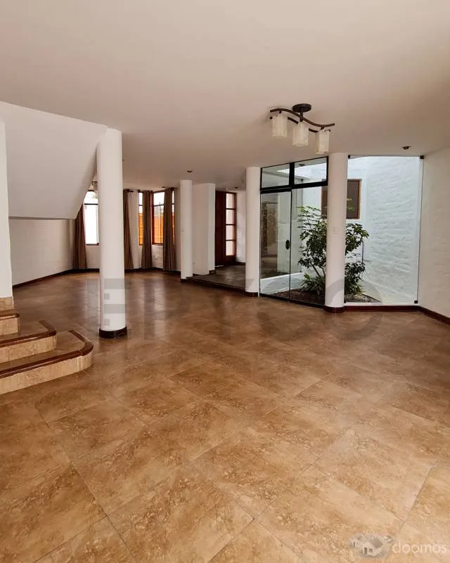 VENTA DE CASA DE TRES PISOS UBICACION PERFECTA EN AVENIDA URB EL GOLF -TRUJILLO - 3