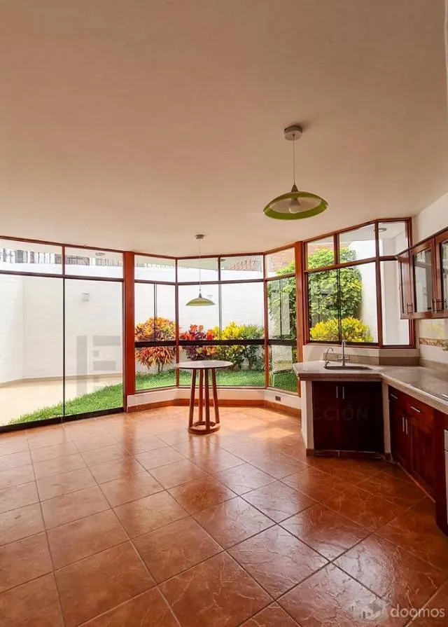 VENTA DE CASA DE TRES PISOS UBICACION PERFECTA EN AVENIDA URB EL GOLF -TRUJILLO - 4
