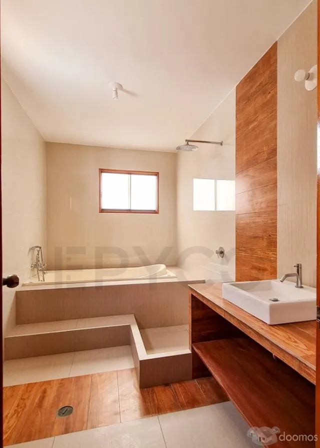 VENTA DE CASA DE TRES PISOS UBICACION PERFECTA EN AVENIDA URB EL GOLF -TRUJILLO - 11