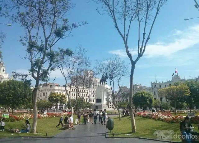 Se alquila local comercial frente a Plaza San Martín — foto 2