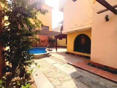 BAJO DE PRECIO!!!VENTA DE CASA CON PISCINAS LAS LOMAS DE LA MOLINA VIEJA