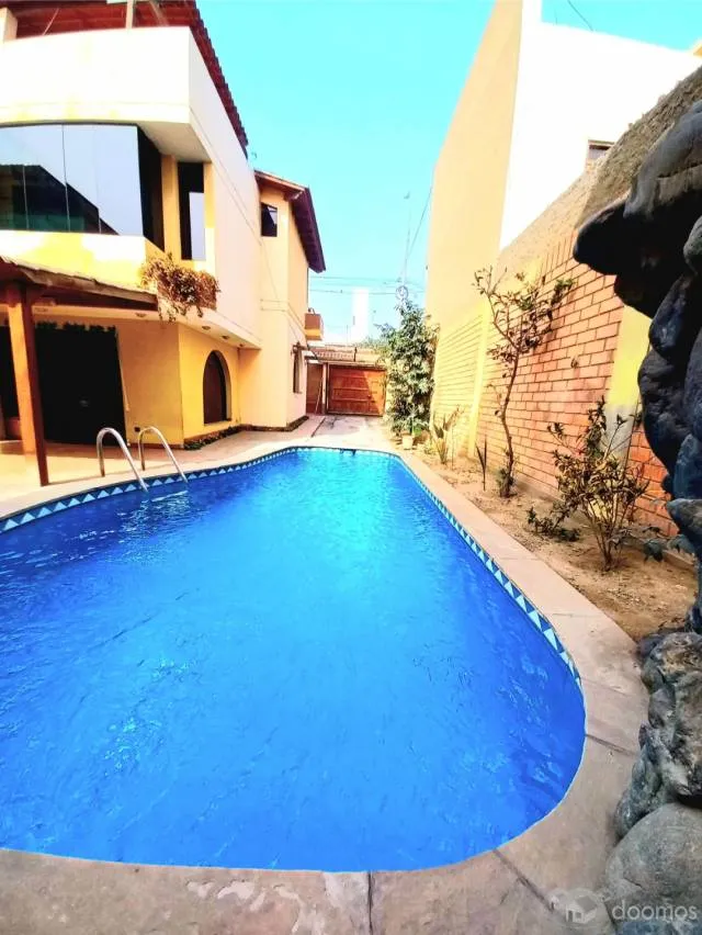 BAJO DE PRECIO!!!VENTA DE CASA CON PISCINAS LAS LOMAS DE LA MOLINA VIEJA — foto 3