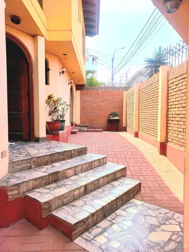 BAJO DE PRECIO!!!VENTA DE CASA CON PISCINAS LAS LOMAS DE LA MOLINA VIEJA — foto 2