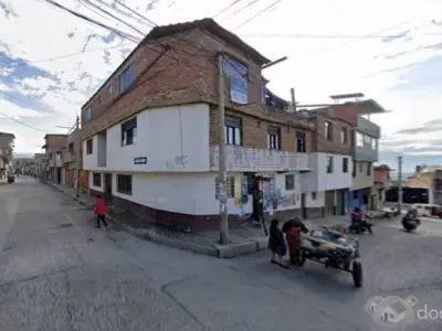 VENDO CASA DE 3 PISOS EN CAJAMARCA UBICADA A 5 MINUTOS DE LA PLAZA DE ARMAS DE CAJAMARCA $ 160,000 /  200 METROS