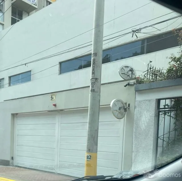 Venta Estacionamiento en excelente zona comercial - 1