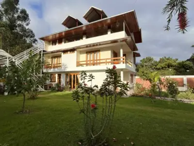 Alquiler de casa de campo con amplio jardín