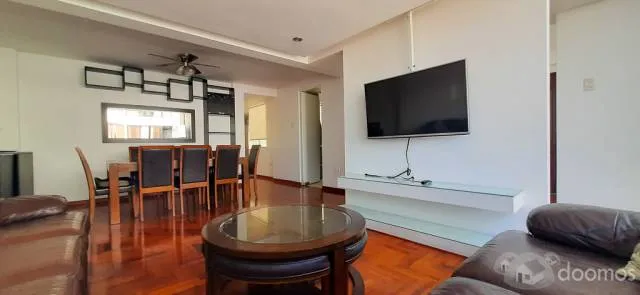 En Venta Amplio Departamento semi nuevo a tres cuadras del malecón de Miraflores — foto 2