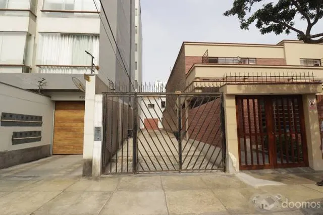CASA DE 2 PISOS EN MIRAFLORES PARA RENOVAR O EDIFICAR EXCELENTE PARA RESTAURANTE — foto 2