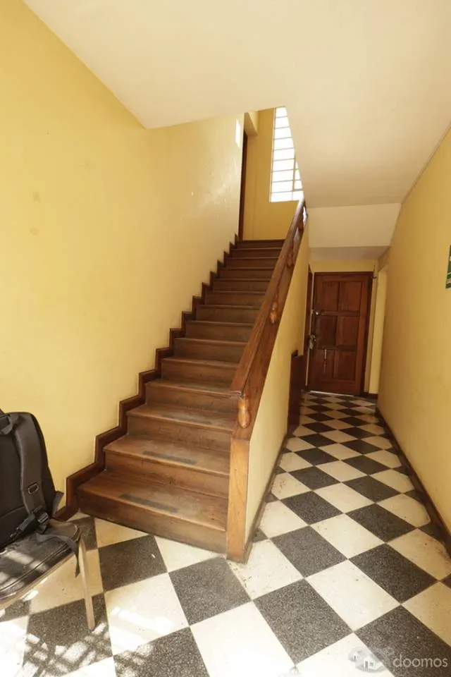 CASA DE 2 PISOS EN MIRAFLORES PARA RENOVAR O EDIFICAR EXCELENTE PARA RESTAURANTE — foto 4