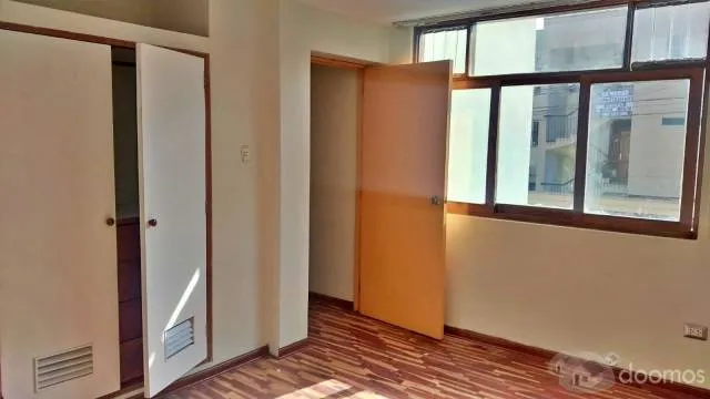 AMPLIO Y ELEGANTE DUPLEX, NO AMOBLADO, 138 m2, 4 DORM, 2 BAÑOS, VIVENDA UNIFAMILIAR, NO PERROS. — foto 2