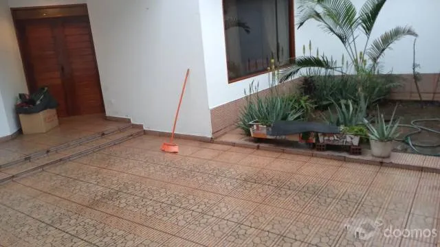 Amplia casa de 3 pisos con cochera, jardín, terrazas y doble acceso en San Martín de Porres — foto 2
