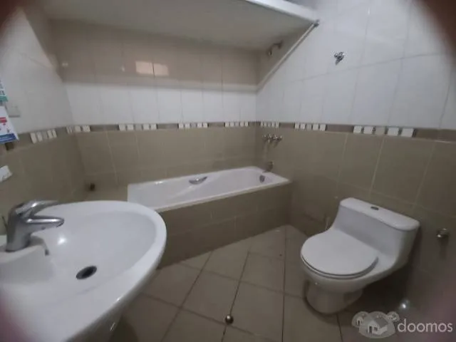 Amplia casa de 3 pisos con cochera, jardín, terrazas y doble acceso en San Martín de Porres — foto 3
