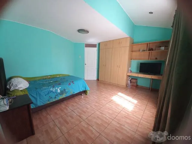 Amplia casa de 3 pisos con cochera, jardín, terrazas y doble acceso en San Martín de Porres — foto 4