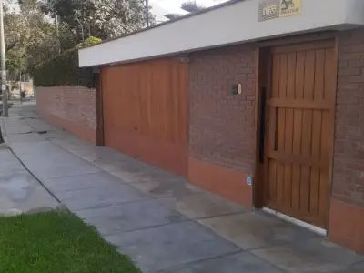 Vendo Casa en Av. Los Cedros cuadra 14 - Chacalacayo