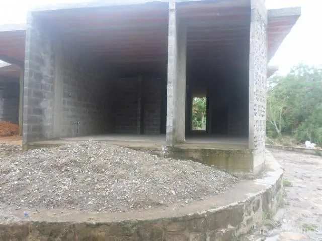 Vendo por motivo de viaje casa semi-construida - 1