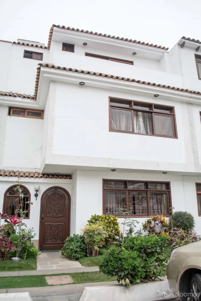 SE VENDE CASA DE 3 PISOS EN AMPLIO CONDOMINIO EN SURCO - 1