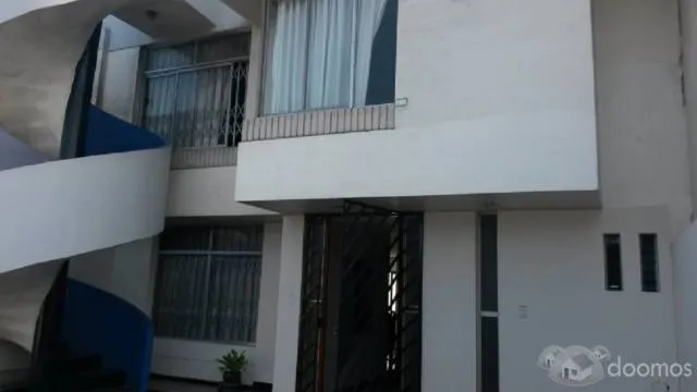 CASA AMPLIA EN EXCELENTE UBICACIÓN - IDEAL PARA COMERCIO - 5