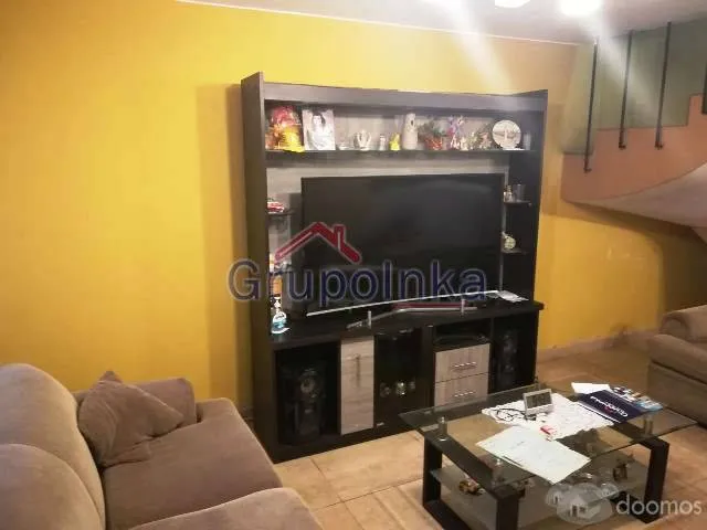 CASA POR ACTUALIZAR ACABADOS. EN AVENIDA CON TIENDA COMERCIAL - 1
