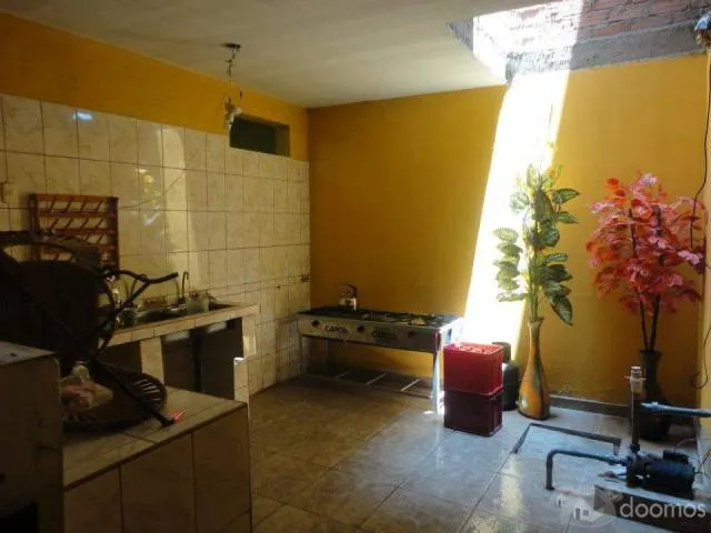 OCASIÓN EN VENTA CASA DE TRES PISOS EN ZONA URBANA A 5 MINUTOS DEL CENTRO DE LA CIUDAD - 1