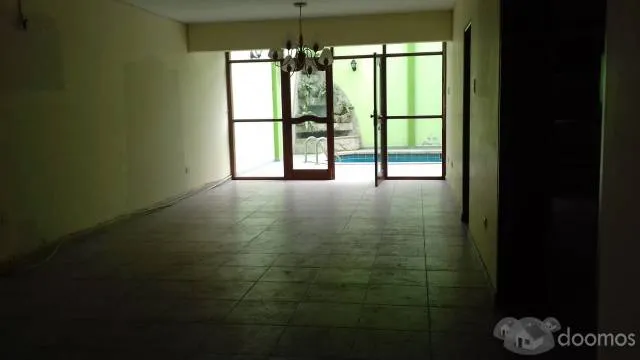 ALQUILO CASA DOS PISOS URB. LAS QUINTANAS- TRUJILLO, FRENTE PARQUE - 1