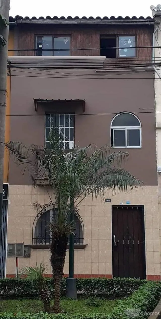 Casa en zona comercial - 1