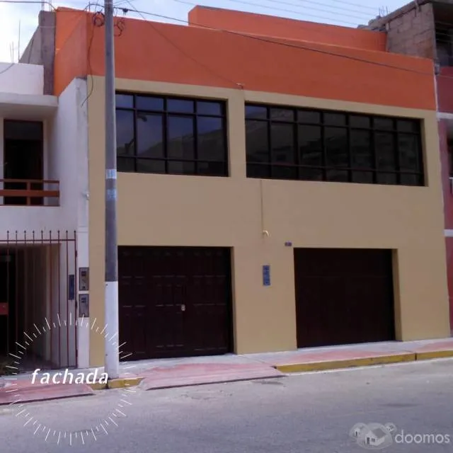 ALQUILO CASA REMODELADA DE 325 m2 EN LA CIUDAD DE ILO, MOQUEGUA. CON 4 DORMITORIOS Y COCHERA TECHADA DE AMPLIOS AMBIENTES IDEAL PARA EMPRESAS. - 1