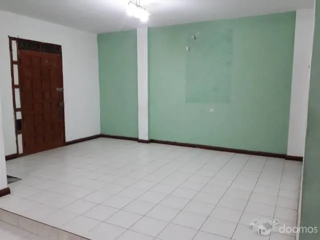 Primer piso de casa amplia - Apta para vivienda o local comercial // Buena ubicación, frente a la avenida principal - 1
