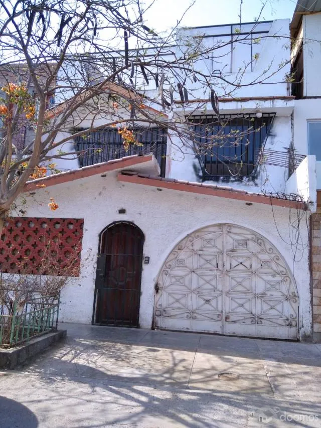 REMATO CASA DE 4 PISOS CON COCHERA PARA 2 AUTOS, EN ACABADOS DE CERAMICA Y PORCELANATO - 1