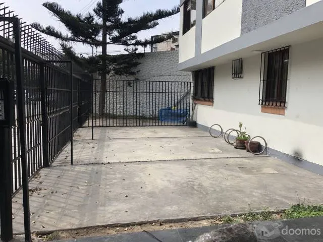 Alquiler de cochera en Calle Alfredo León 234 Miraflores - Altura cuadra 8 de Berlín - 1