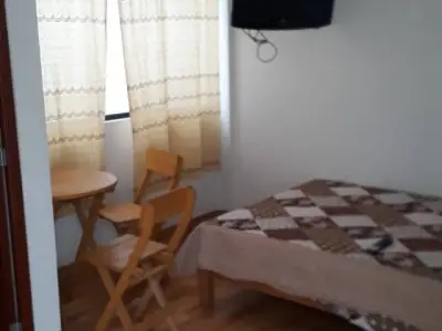 ALQUILO HABITACION Y MINIDEPA AMOBLADO CON COCHERA
