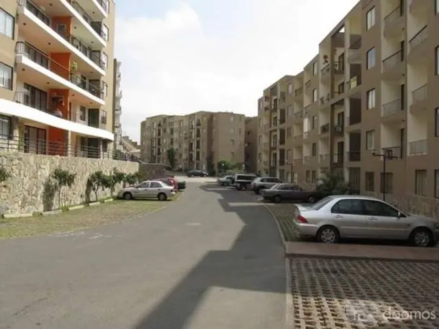 Remato por viaje lindo departamento en el condominio El Mirador, vista a la calle en la urbanización Los Álamos. Santiago de Surco. — foto 5