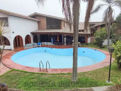 La Molina. Residencia AT:2,540 m2. Piscina, 8 Dormitorios, 12 Cocheras. US$ 1'690,000.-