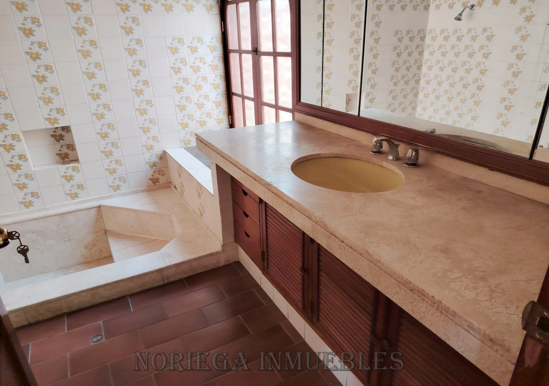 La Molina, Fte. a Laguna Gde. AT:1,257 m2, AC:393 m2. Piscina, Jardines. US$ 1'550,000.- - 11