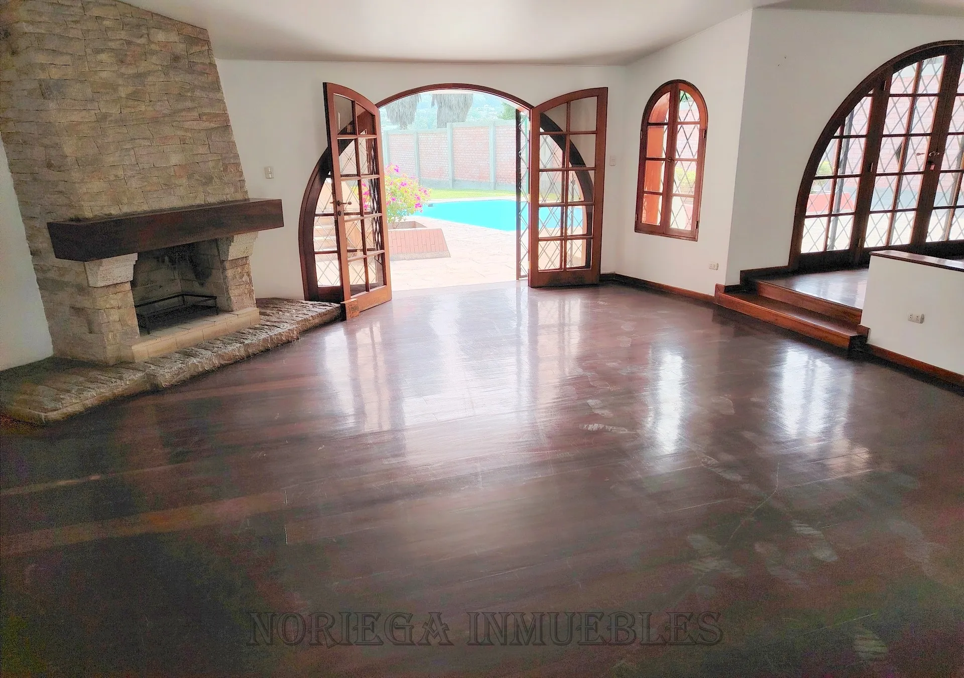 La Molina, Fte. a Laguna Gde. AT:1,257 m2, AC:393 m2. Piscina, Jardines. US$ 1'550,000.- - 4
