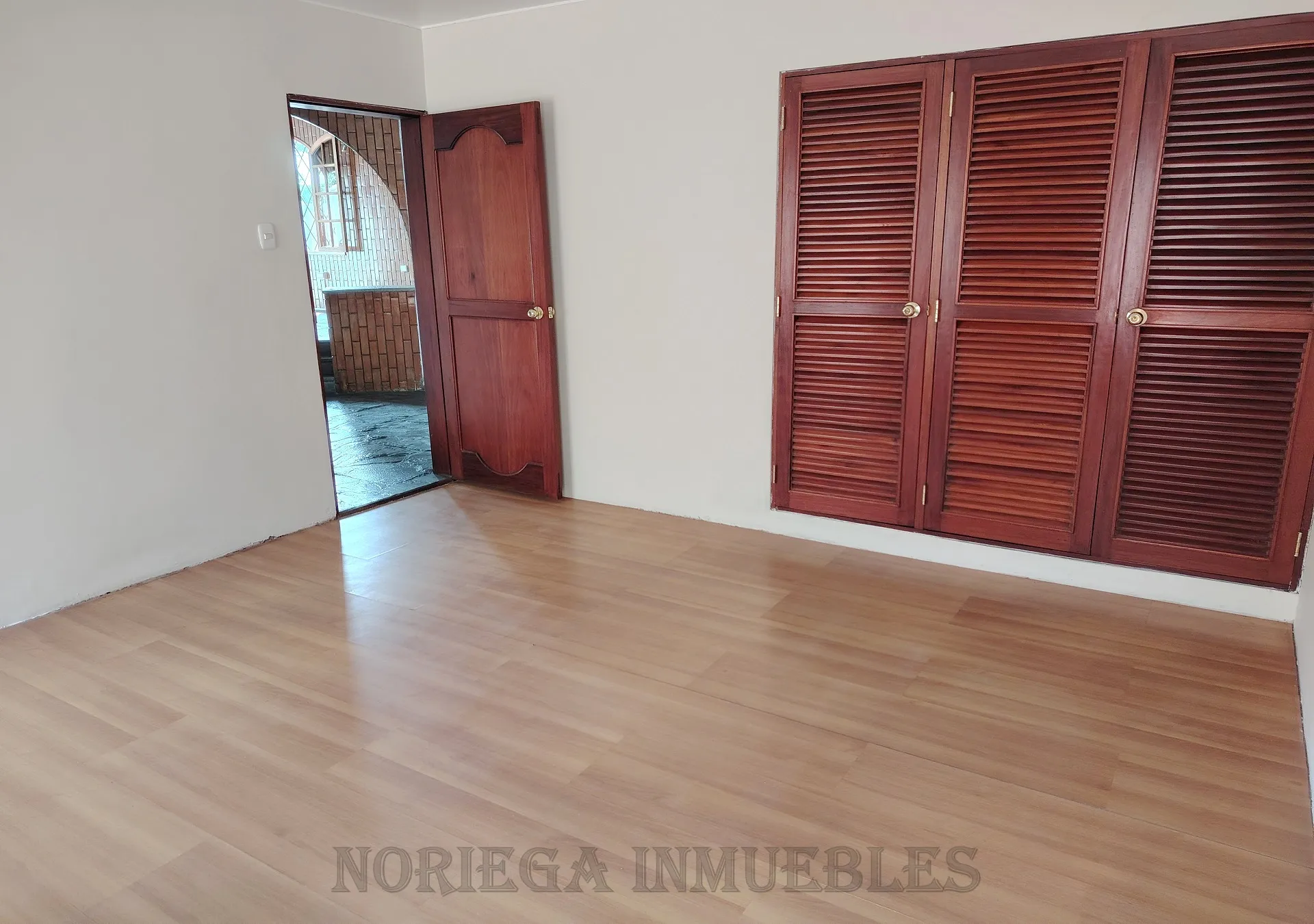 La Molina, Fte. a Laguna Gde. AT:1,257 m2, AC:393 m2. Piscina, Jardines. US$ 1'550,000.- - 10