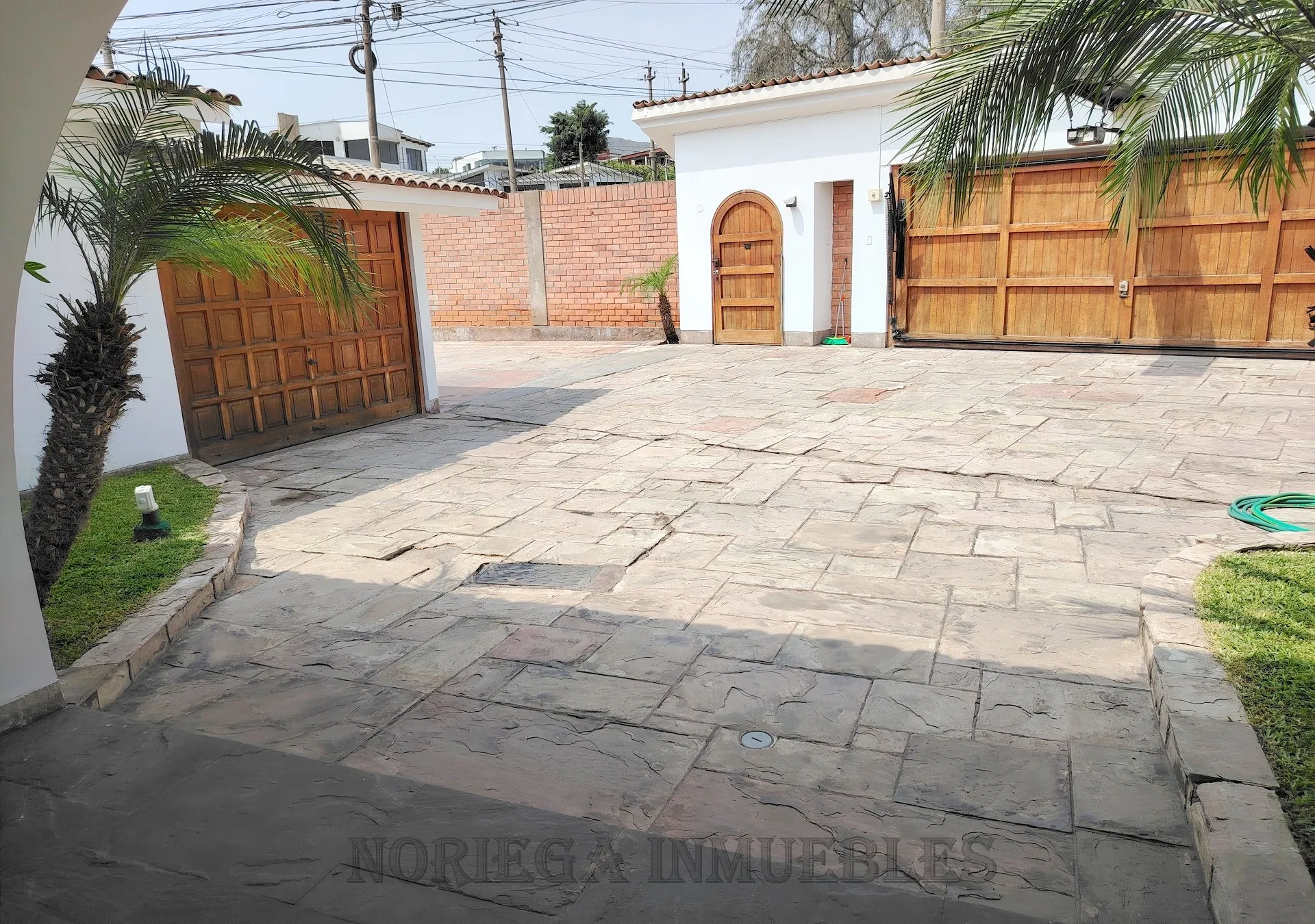 La Molina, Fte. a Laguna Gde. AT:1,257 m2, AC:393 m2. Piscina, Jardines. US$ 1'550,000.- - 18