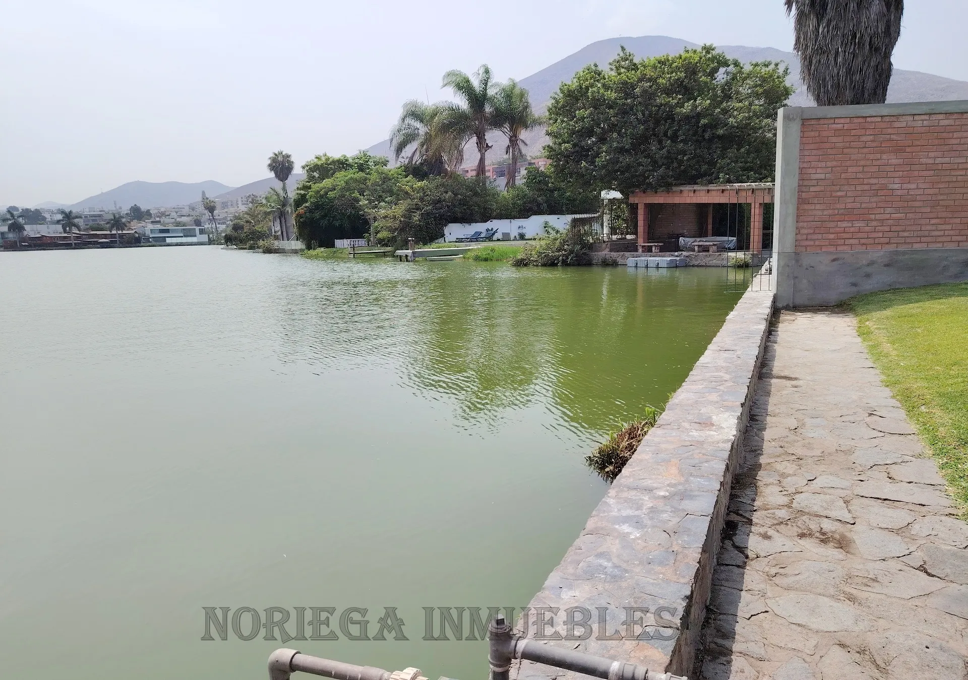 La Molina, Fte. a Laguna Gde. AT:1,257 m2, AC:393 m2. Piscina, Jardines. US$ 1'550,000.- - 17