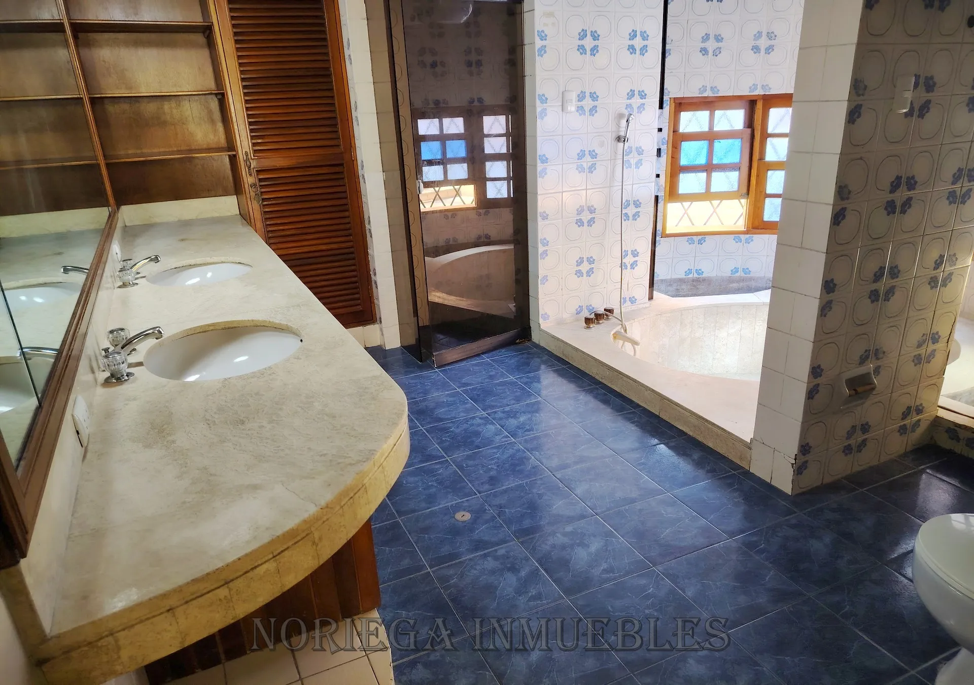 La Molina, Fte. a Laguna Gde. AT:1,257 m2, AC:393 m2. Piscina, Jardines. US$ 1'550,000.- - 13