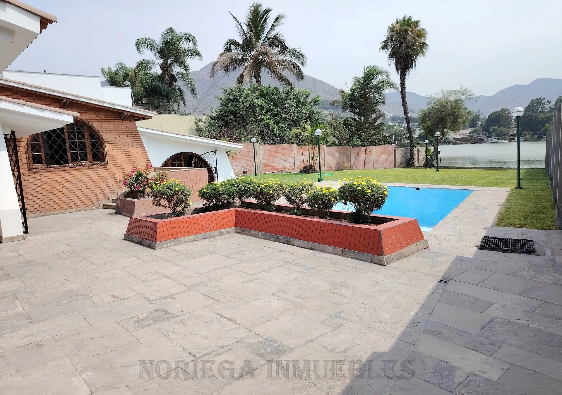 La Molina, Fte. a Laguna Gde. AT:1,257 m2, AC:393 m2. Piscina, Jardines. US$ 1'550,000.- - 5