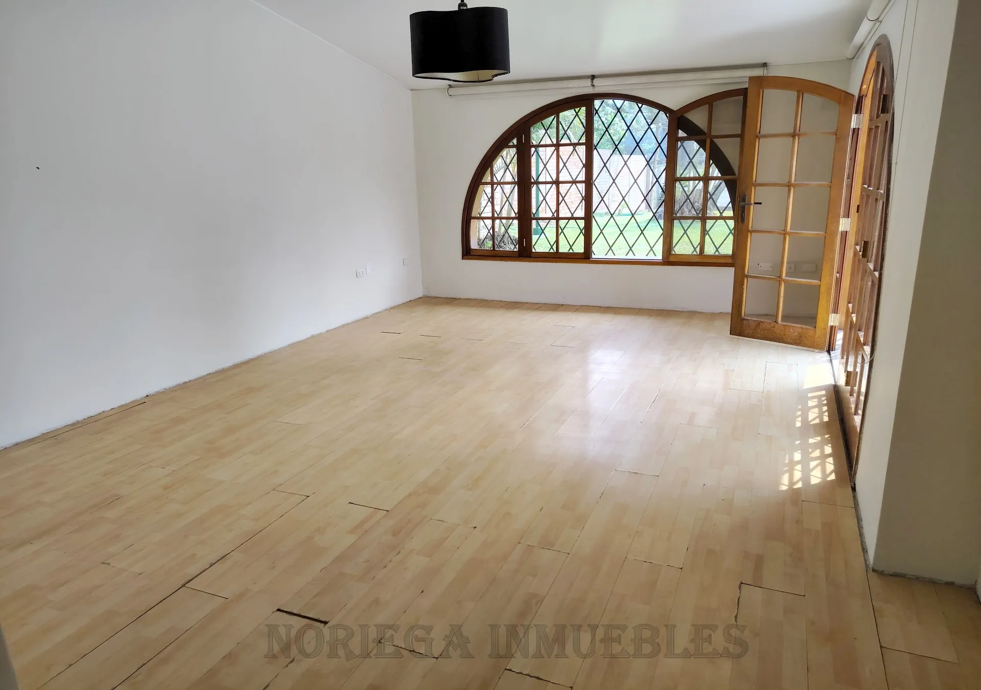 La Molina, Fte. a Laguna Gde. AT:1,257 m2, AC:393 m2. Piscina, Jardines. US$ 1'550,000.- - 12