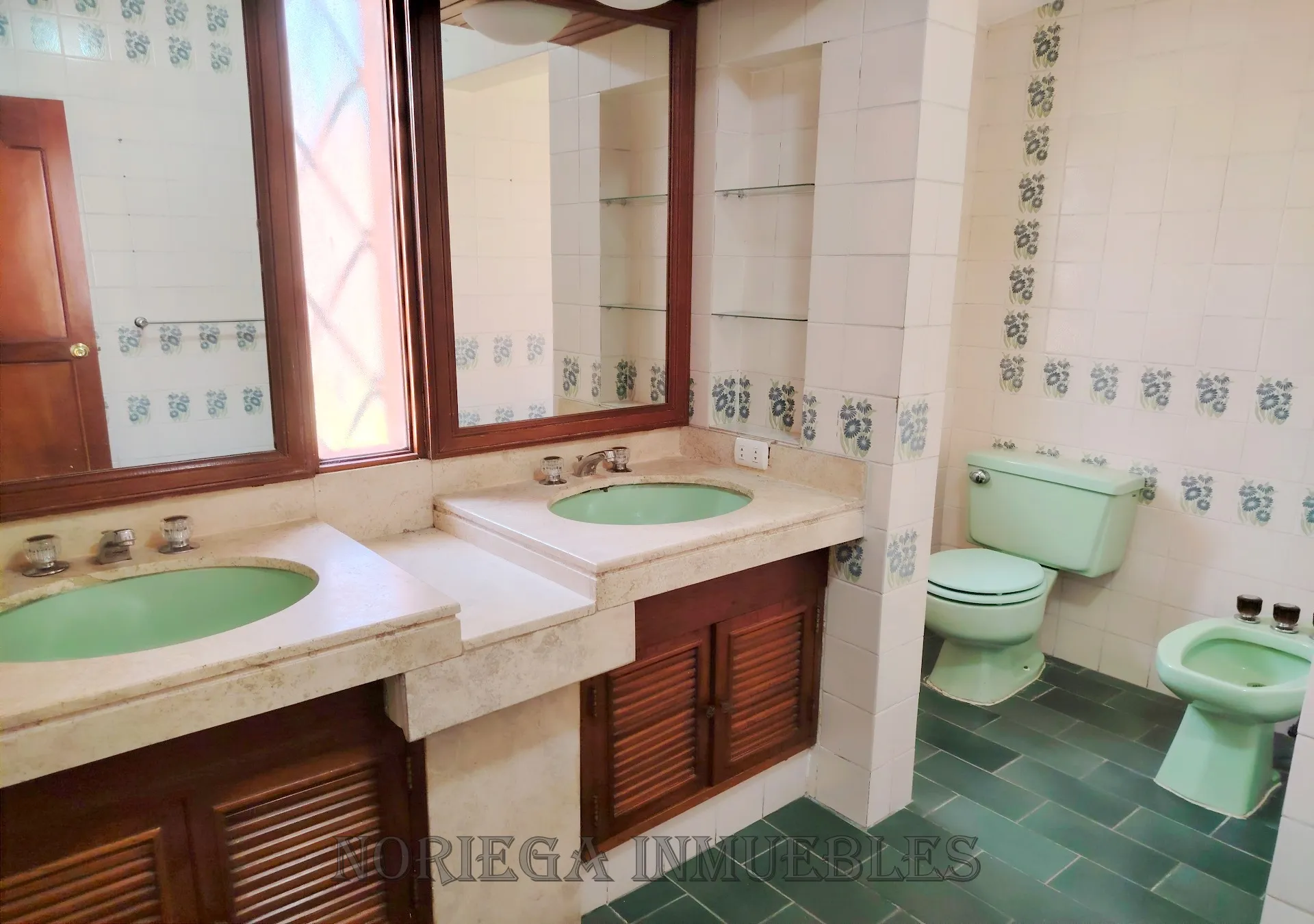 La Molina, Fte. a Laguna Gde. AT:1,257 m2, AC:393 m2. Piscina, Jardines. US$ 1'550,000.- - 9