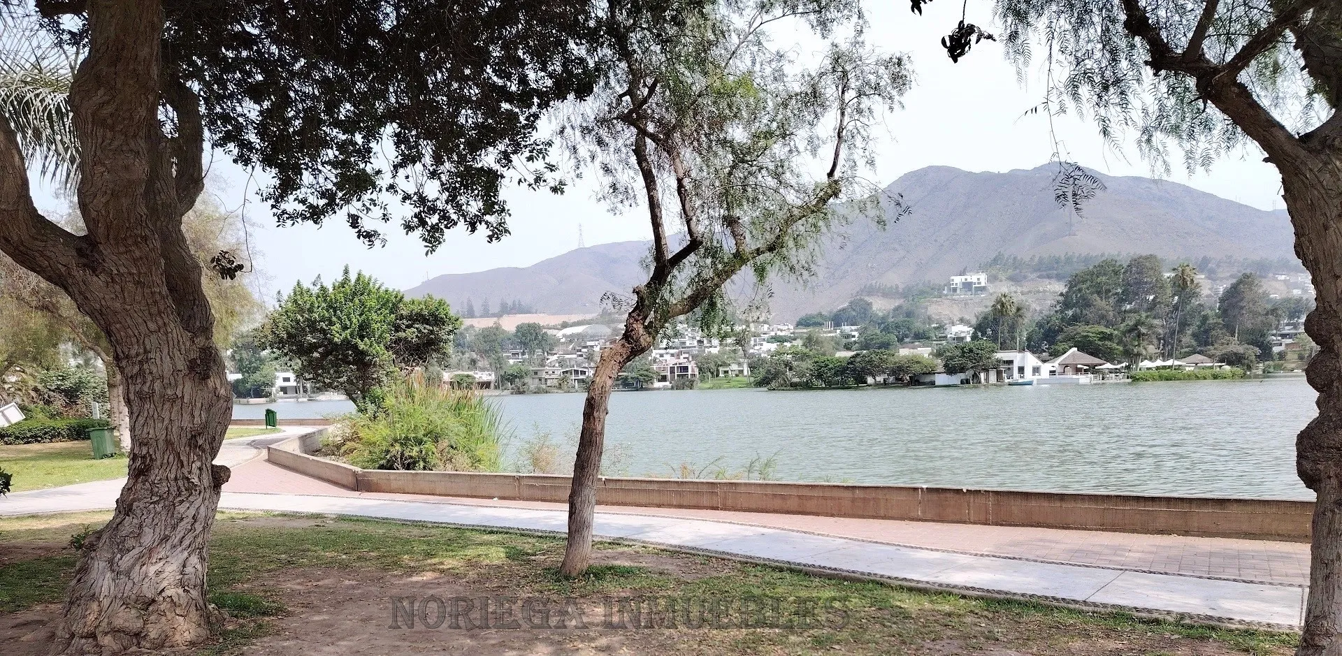La Molina, Fte. a Laguna Gde. AT:1,257 m2, AC:393 m2. Piscina, Jardines. US$ 1'550,000.- - 2