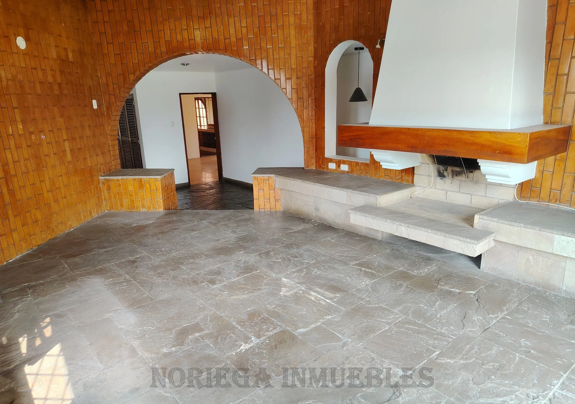 La Molina, Fte. a Laguna Gde. AT:1,257 m2, AC:393 m2. Piscina, Jardines. US$ 1'550,000.- - 6