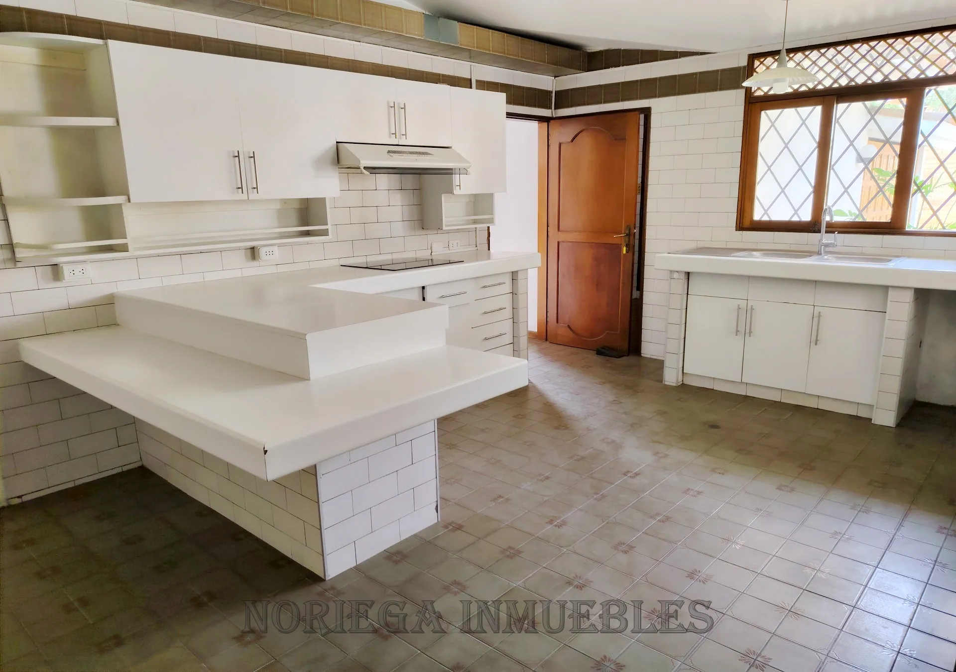 La Molina, Fte. a Laguna Gde. AT:1,257 m2, AC:393 m2. Piscina, Jardines. US$ 1'550,000.- - 7
