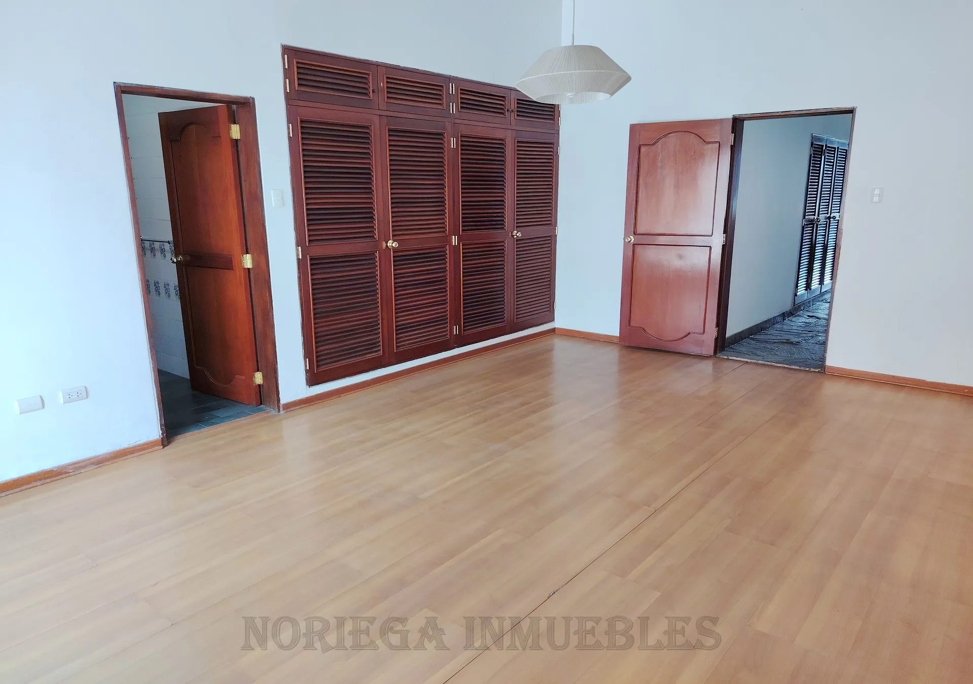 La Molina, Fte. a Laguna Gde. AT:1,257 m2, AC:393 m2. Piscina, Jardines. US$ 1'550,000.- - 8