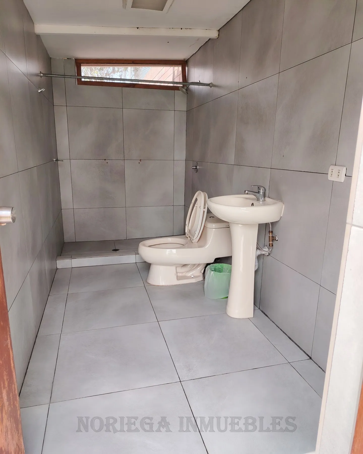 La Molina, Fte. a Laguna Gde. AT:1,257 m2, AC:393 m2. Piscina, Jardines. US$ 1'550,000.- - 16