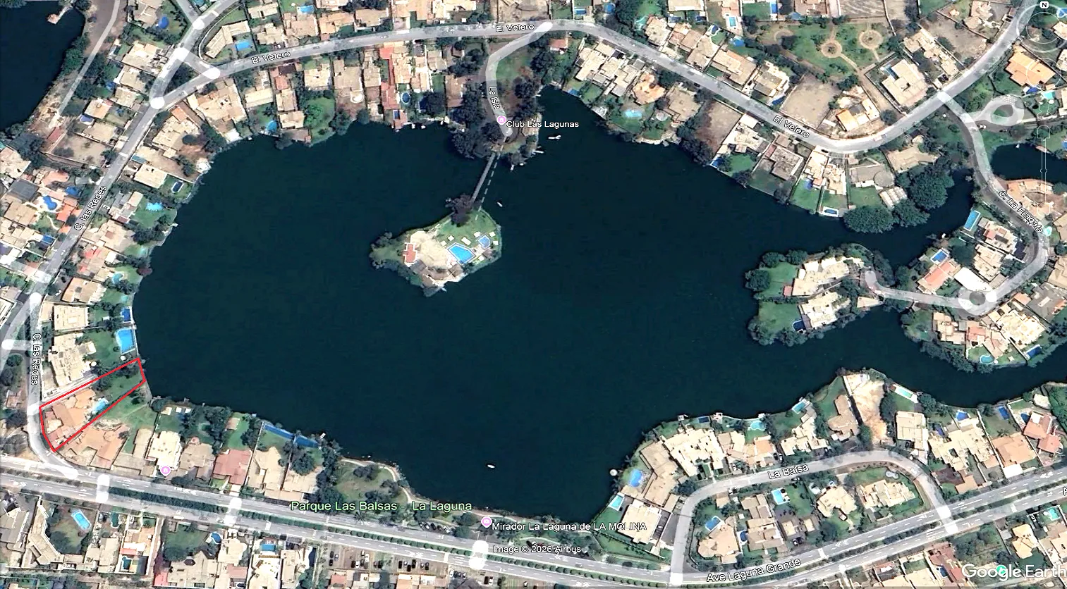 La Molina, Fte. a Laguna Gde. AT:1,257 m2, AC:393 m2. Piscina, Jardines. US$ 1'550,000.- - 1