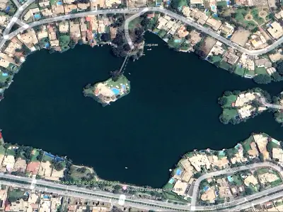 La Molina, Fte. a Laguna Gde. AT:1,257 m2, AC:393 m2. Piscina, Jardines. US$ 1'550,000.-