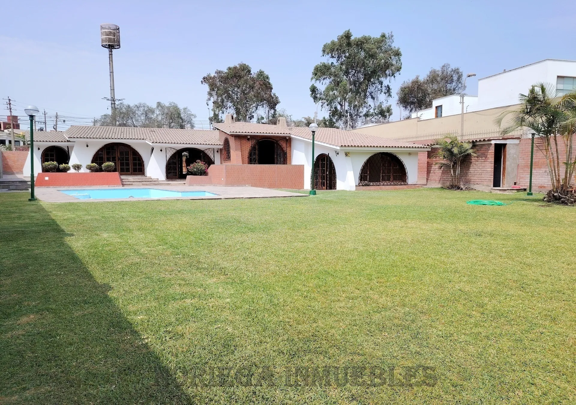 La Molina, Fte. a Laguna Gde. AT:1,257 m2, AC:393 m2. Piscina, Jardines. US$ 1'550,000.- - 3